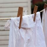 Addio ingiallimento sui capi bianchi: il trucco pratico che li mantiene splendenti a lungo