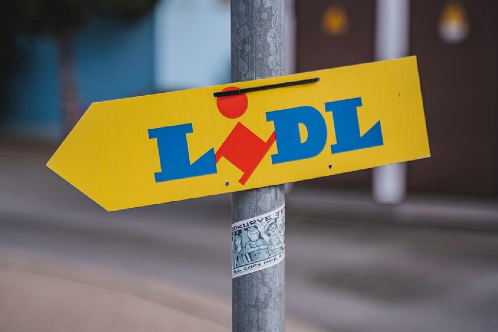 Scarpe sempre fuori posto? Da Lidl arriva la scarpiera salvaspazio che mette ordine all’ingresso